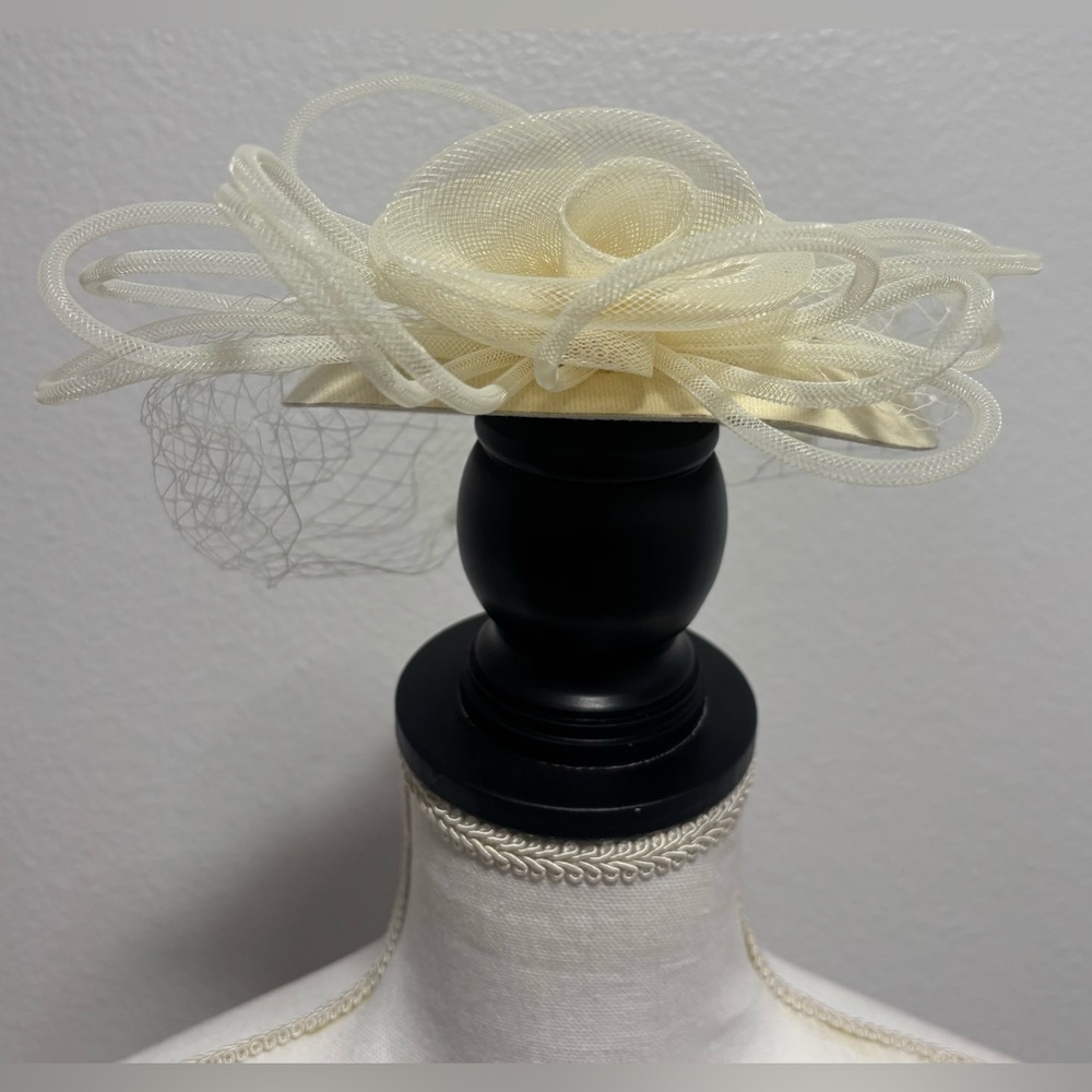 Elegant Cream Fascinator, Tea Hat, High Tea, Vintage British Formal Hat
